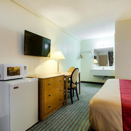 Econo Lodge Shorewood Habitación foto