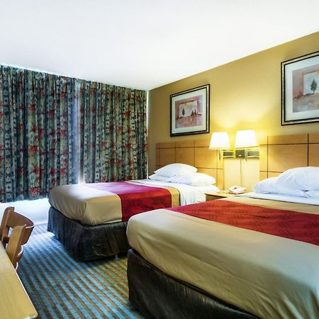 Econo Lodge Shorewood Habitación foto