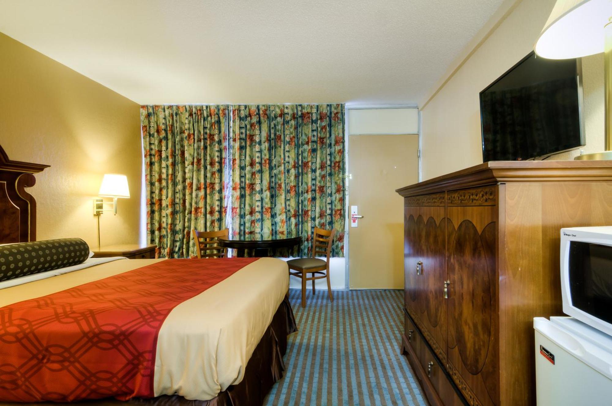 Econo Lodge Shorewood Habitación foto
